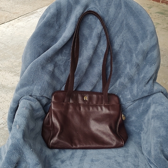 Vintage Etienne Aigner dark brown leather shoulder bag. EUC Preloved - Picture 2 of 16